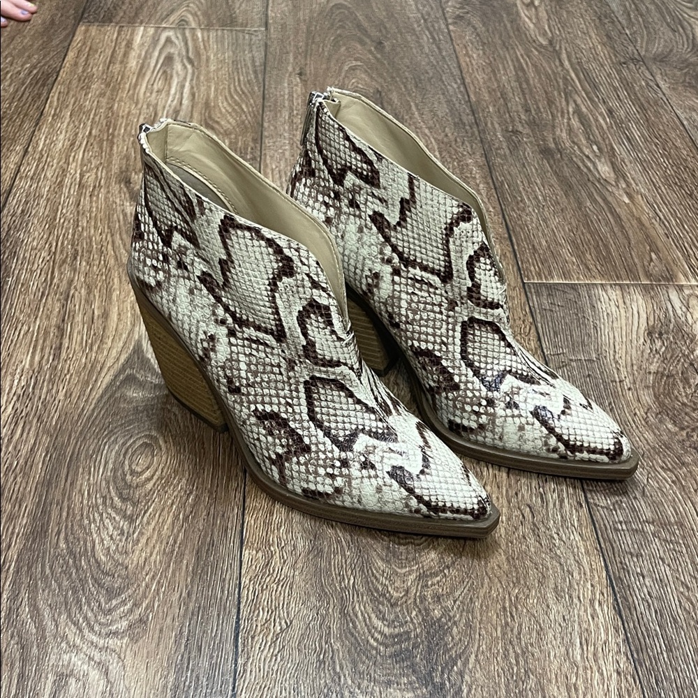 Vince Camuto zip up Snakeskin Ankle Boots 7.5